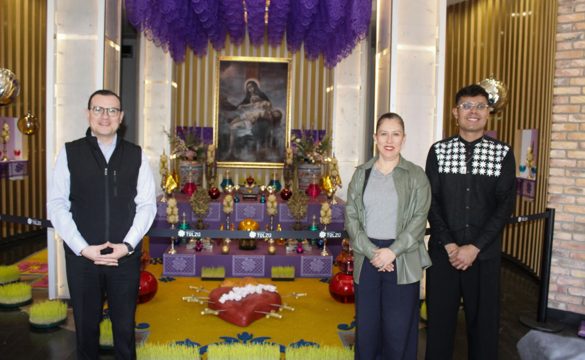 Detalle de un Altar de Dolores en Toluca, donde se aprecian las aguas de colores, las flores moradas y otros elementos que simbolizan los dolores de la Virgen. Foto: Karen Aldama
