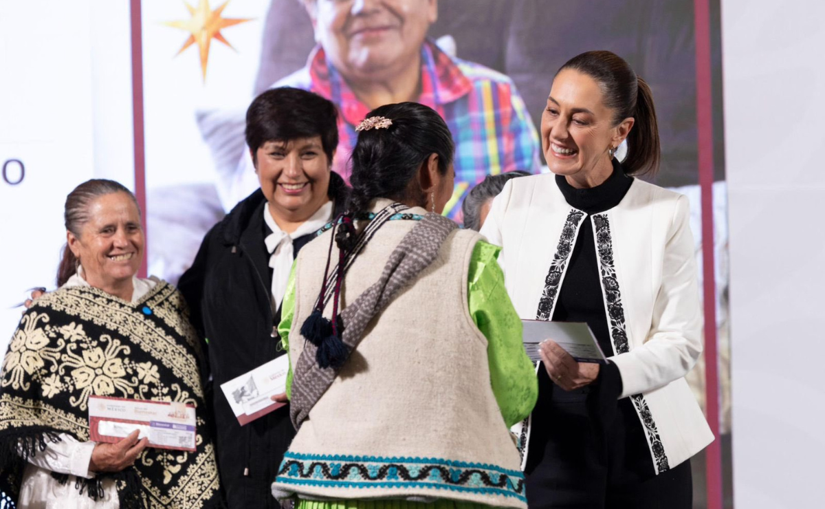 Mujeres mexiquenses reciben con alegría su tarjeta de la #PensiónMujeresBienestar Foto: Especial
