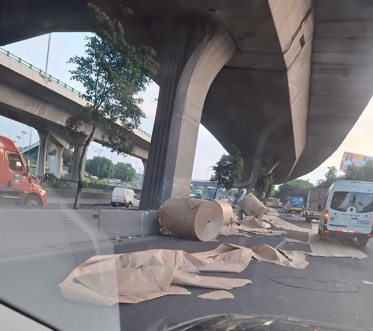 En la carretera México-Querétaro se encontraron con cinco rollos gigantes de papel