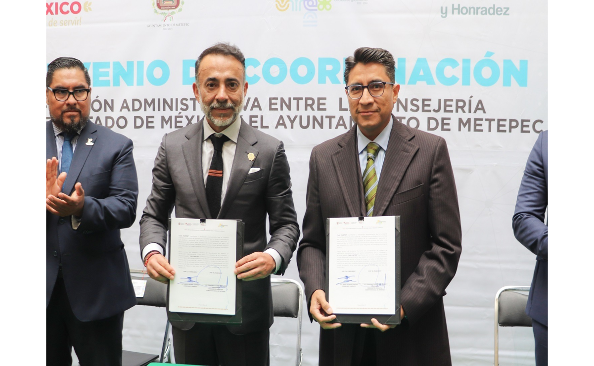 Fernando Flores Fernández y Jesús George Zamora firmaron un convenio para realizar operativos conjuntos en las unidades económicas de Metepec. Foto: Especial