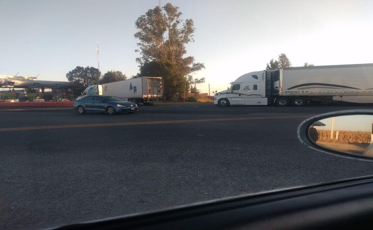Un auto particular se impactó contra una pipa cargada de combustible / Foto Especial