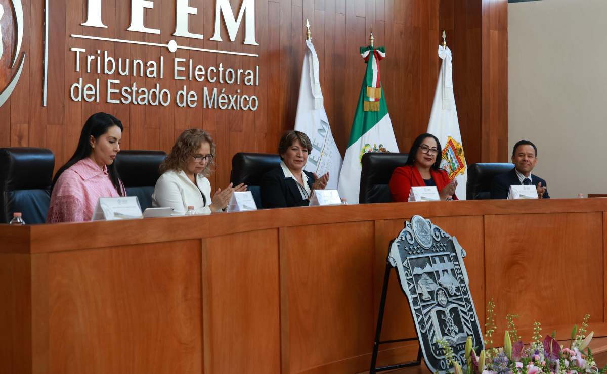 Delfina Gómez, acompañada de los nuevos magistrados del TEEM, reafirmó su compromiso con la colaboración y la legalidad en el Estado de México. Foto: Alejandro Vargas