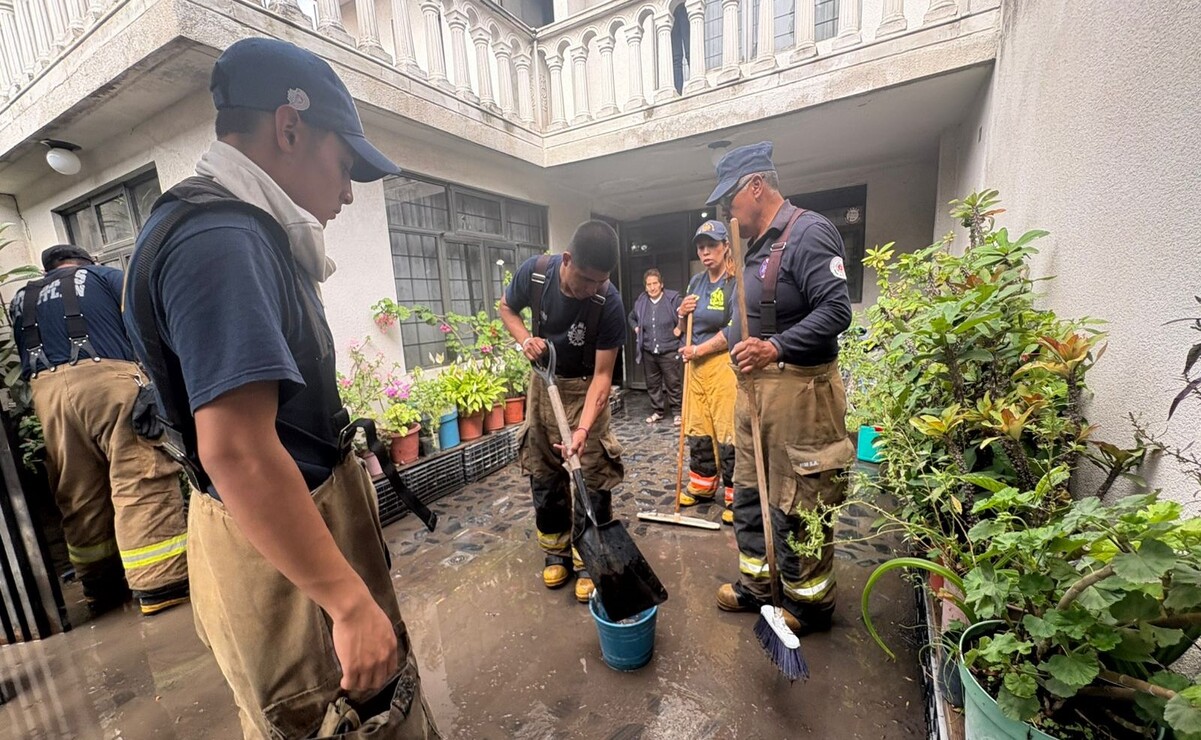 Personal de Protección Civil y Bomberos ayudan a limpiar casas / Foto Arturo Contreras