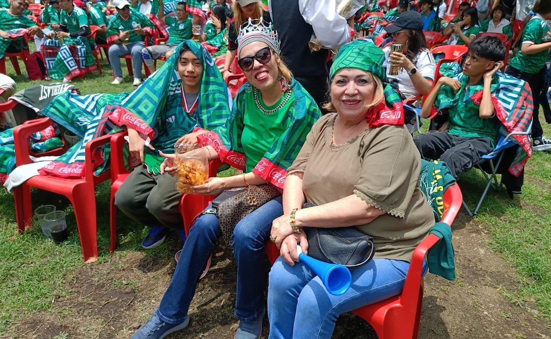 Desde varios municipios del valle de México llegaron al Fan Fest instalado en el Parque Naucalli. Foto. Gisela González. El Universal.