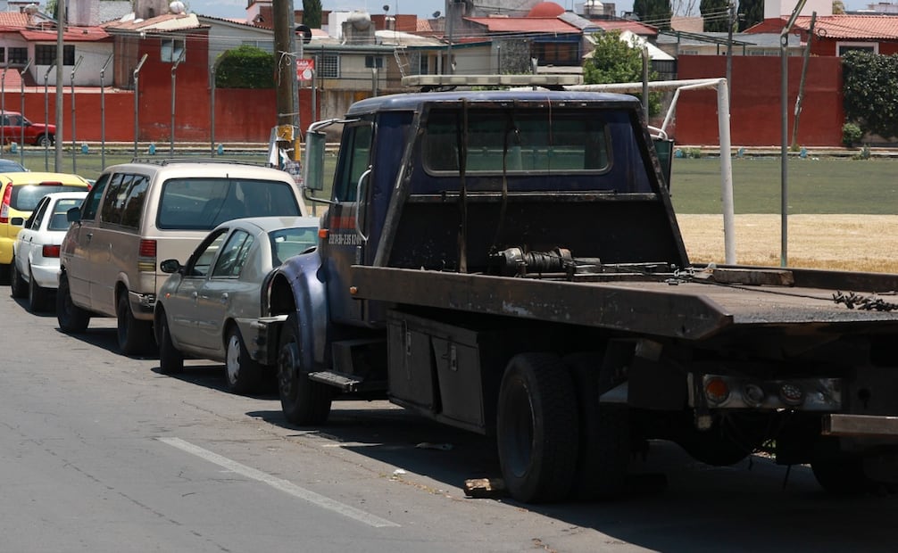 Unidades retenidas en depósitos mexiquenses enfrentan desde daños estructurales hasta el robo total de autopartes. Foto Alejandro Vargas / El Universal