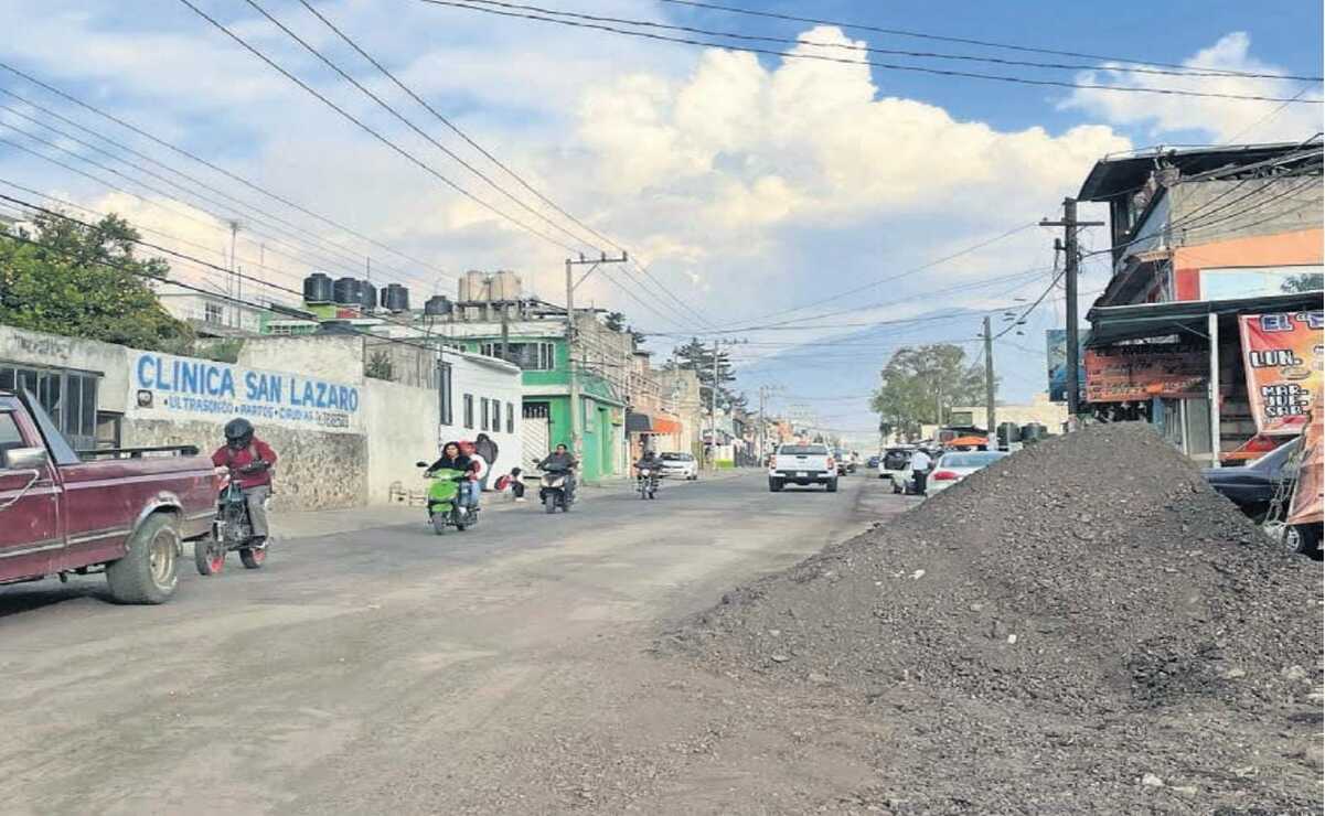  Inician trabajos de reencarpetamiento en carretera que conecta a Santiago Acutzilapan con Atlacomulco 