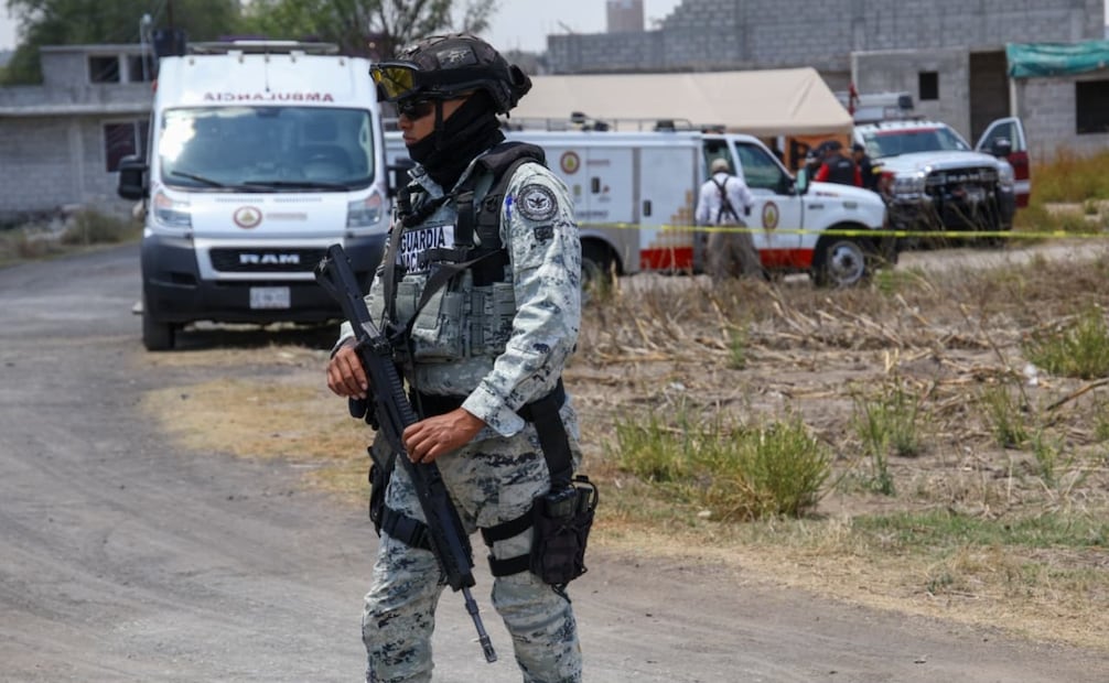 Elementos de la Guardia Nacional y la Defensa (BAE) mantienen un cerco de seguridad por el alto riesgo de explosividad. Foto Karla Guerrero / El Universal
