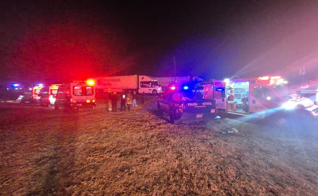 Paramédicos de Protección Civil y Bomberos de Acolman brindaron primeros auxilios en el lugar del siniestro a los pasajeros con crisis nerviosas. Foto Especial