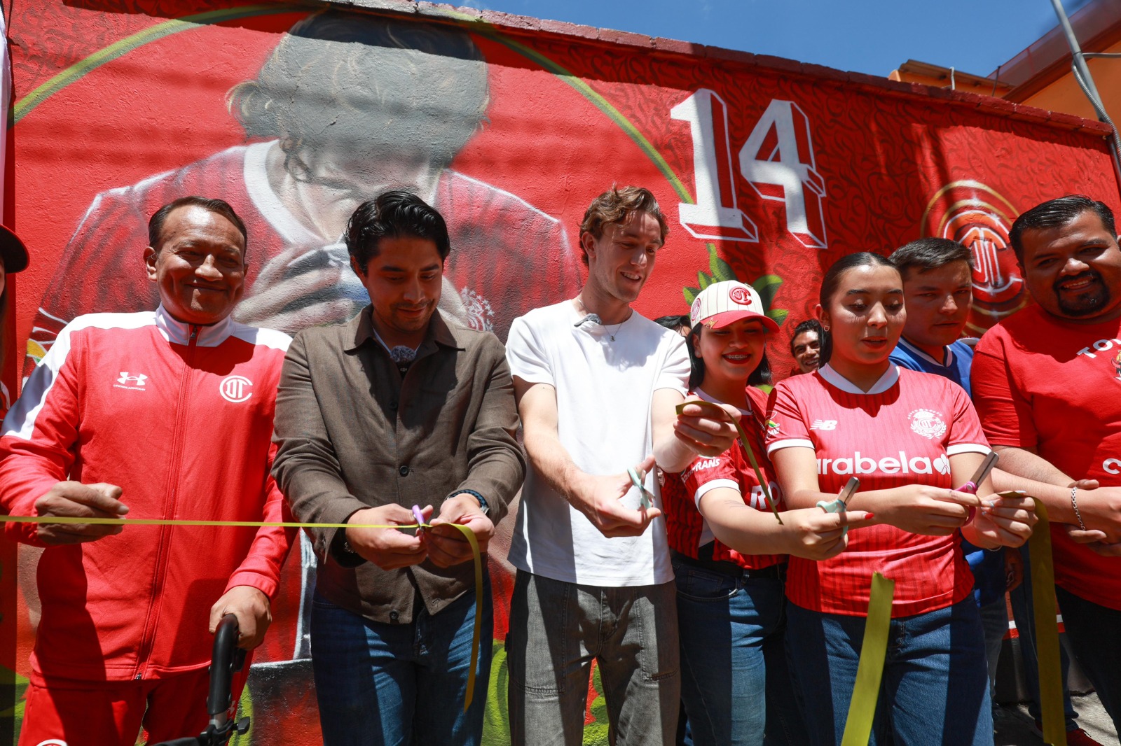 Para el artista fue muy grato que el jugador de los Diablos Rojos conociera su obra / Foto: Alejandro Vargas