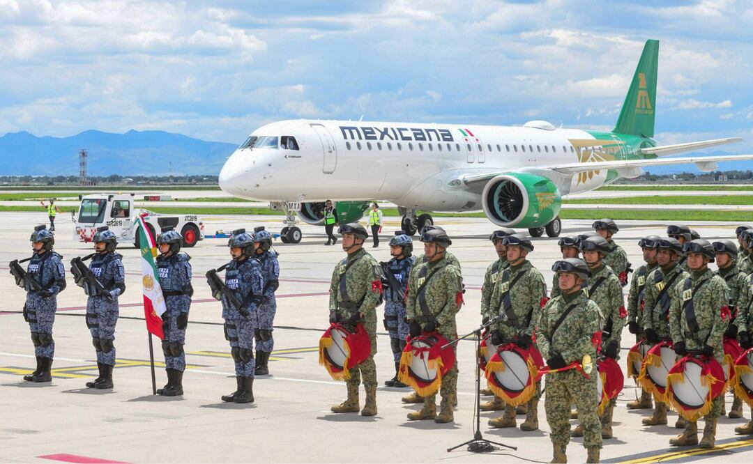 Claudia Sheinbaum y Delfina Gómez dan la bienvenida al primer Embraer de Mexicana de Aviación. Foto: Especia