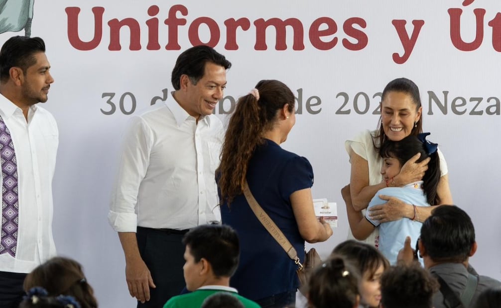 Neza fue sede del inicio de la entrega de tarjetas de la Beca "Rita Cetina" para más de 9 millones de alumnos. Foto Hugo Salvador / El Universal