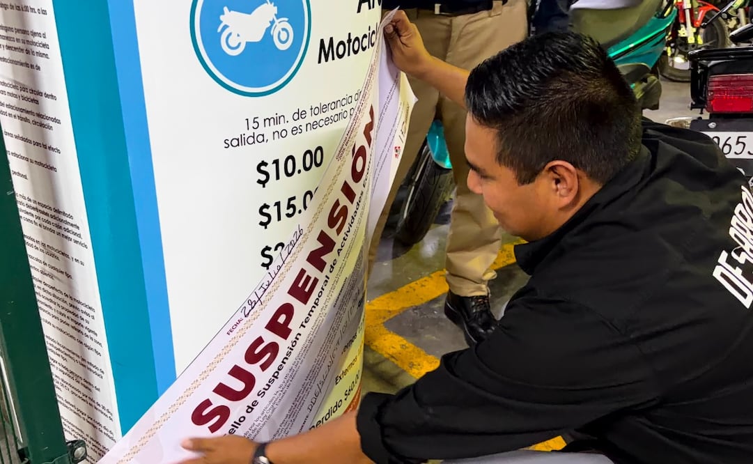 Personal del gobierno municipal coloca sellos de suspensión al cobro de estacionamiento para motocicletas por falta de permisos. Foto Especial