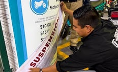Colocan sellos de suspensión al cobro a motos en la plaza comercial Luna Parc, en Cuautitlán Izcalli