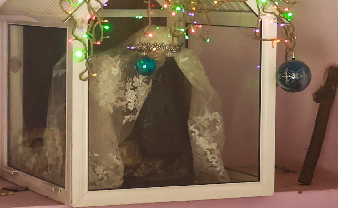 La imagen de la Virgen de Guadalupe apareció en un bote de nixtamal / Foto Alejandro Vargas