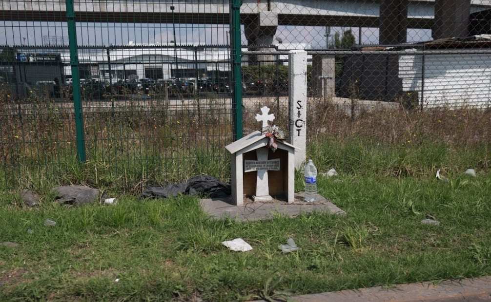 Algunas familias acuden a los sitios donde sus seres queridos perdieron la vida para recordarlos. Foto Alejandro Vargas / El Universal