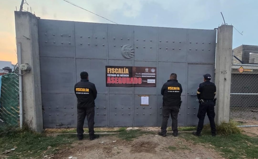 Agentes de la FGJEM resguardan el inmueble en la colonia Santa María Hueicatitla tras el exitoso cateo. Foto Especial
