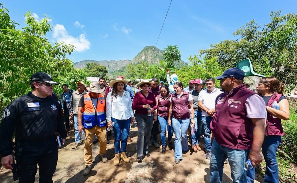 La gobernadora Delfina Gómez Álvarez dialoga con habitantes de San Pedro Tenayac afectados por el temporal. Foto Especial