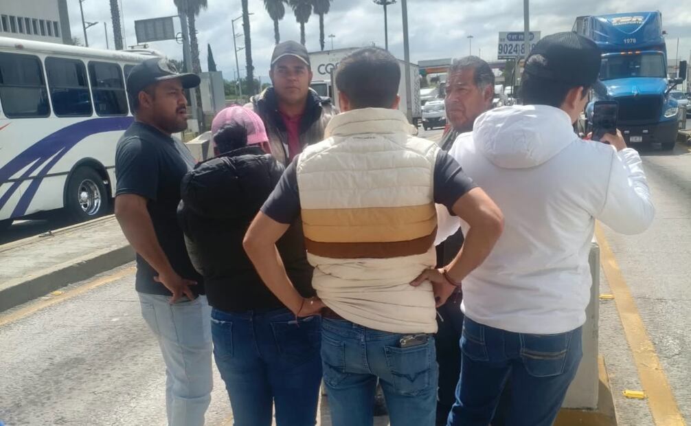 El paso libre permanecerá, según los manifestantes, hasta que sean liberados los dos transportistas. Foto especial
