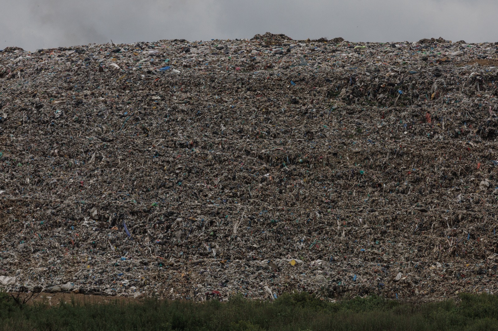 Más de 30 metros tiene la altura del ‘cerro’ de basura del tiradero a cielo abierto en Valle Verde. Foto Yaretzi Osnaya