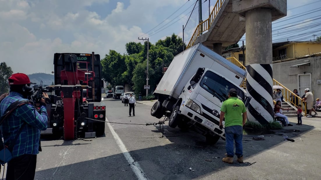 Un vehículo de carga volcó tras impactar contra una unidad de transporte público, dejando 13 personas lesionadas. Foto especial