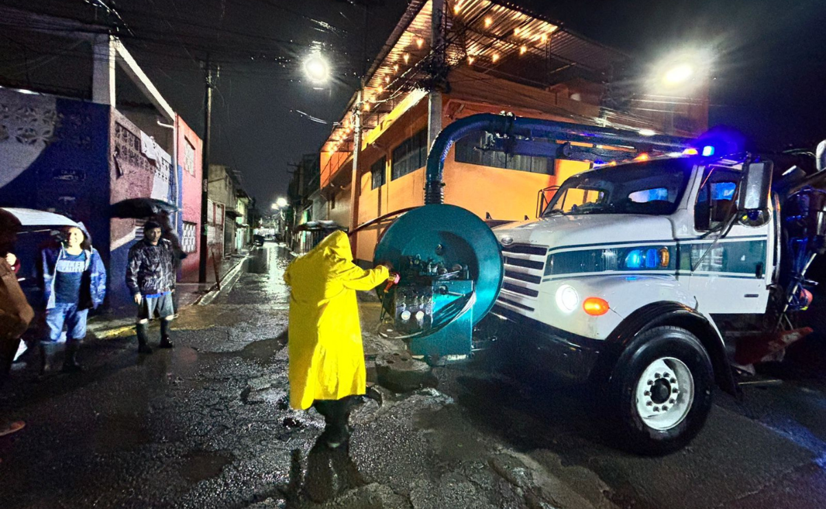 Maquinaria especializada del gobierno de Ecatepec se utiliza para atender los encharcamientos. Foto: Especial