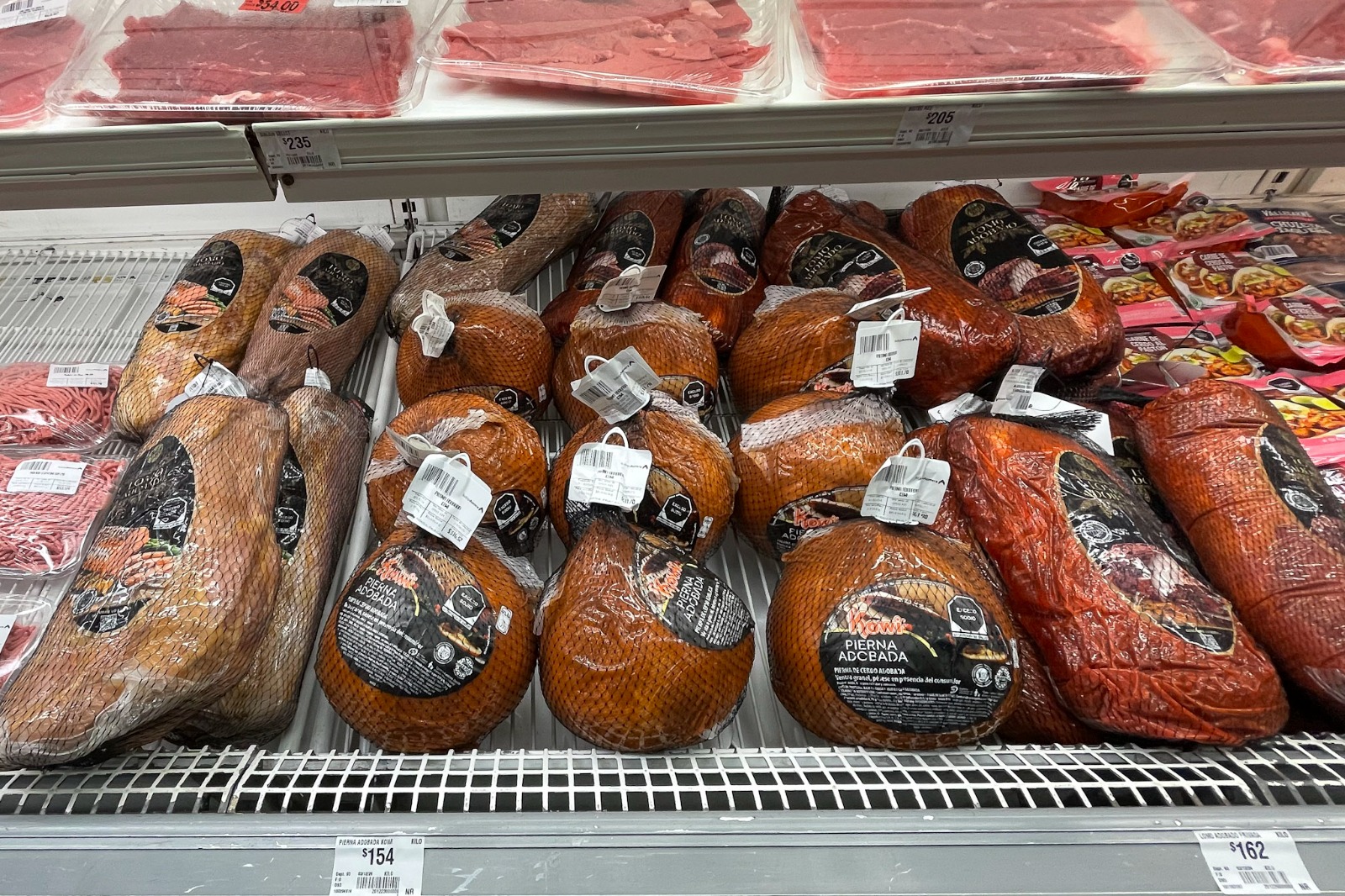 Los principales aumentos de precio se identifican en el pavo, lomo de cerdo, manzanas y papa. Foto Alejandro Vargas