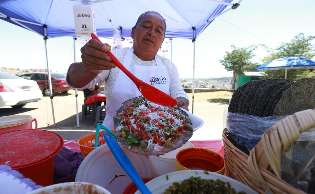 Las tradicionales vendedoras de huaraches te esperan / Foto: Arturo Hernández