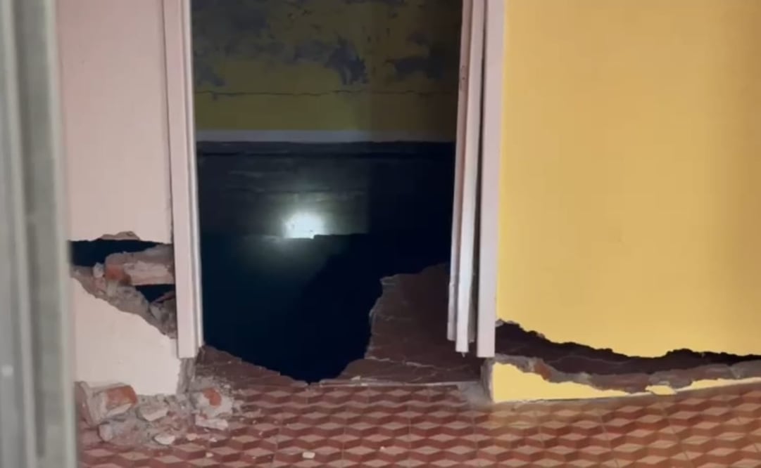 La vivienda en la calle Sierra San Martín presenta fracturas severas que van desde la cimentación hasta la planta alta. Foto Especial