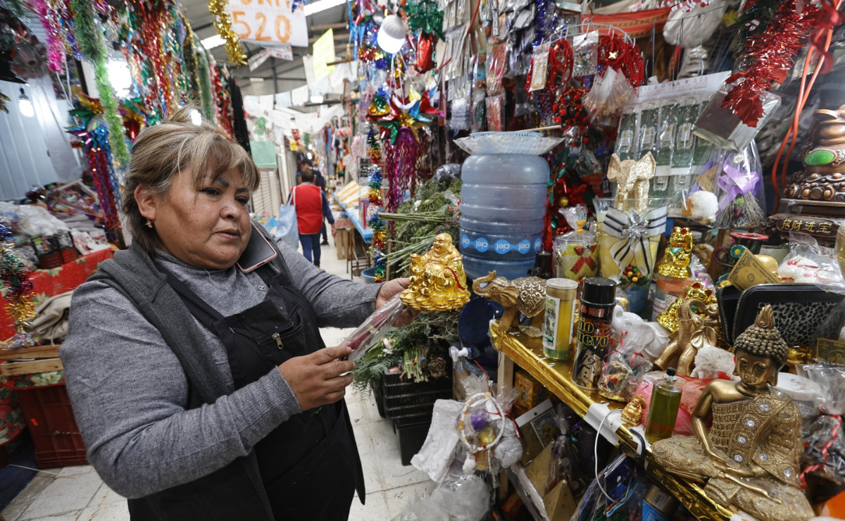 Toñita ofrece amuletos como baños, lociones, veladoras, elefantes, budas y borreguitos de la abundancia en el mercado 16 de Septiembre Foto: Jorge Alvarado