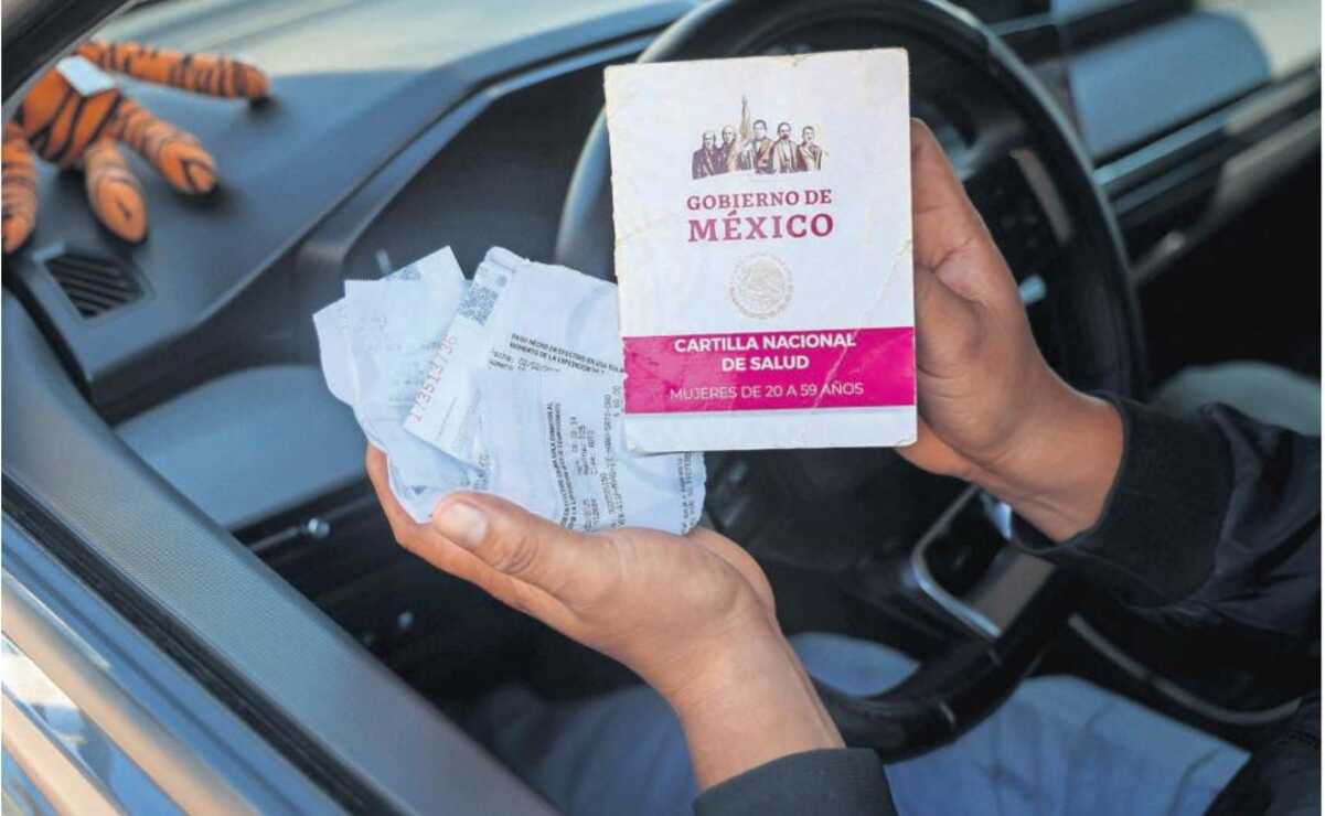 Daniel mostró a los tickets que ha generado a lo largo de una semana al transitar por autopista Peñón-Texcoco, generando un fuerte gasto a su bolsillo. Foto: Luis Camacho / El Universal Estado de México