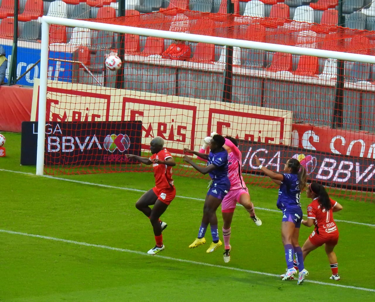Con esta victoria, las Diablas Rojas se posicionan como una de las revelaciones del torneo. Foto Ivan Monroy