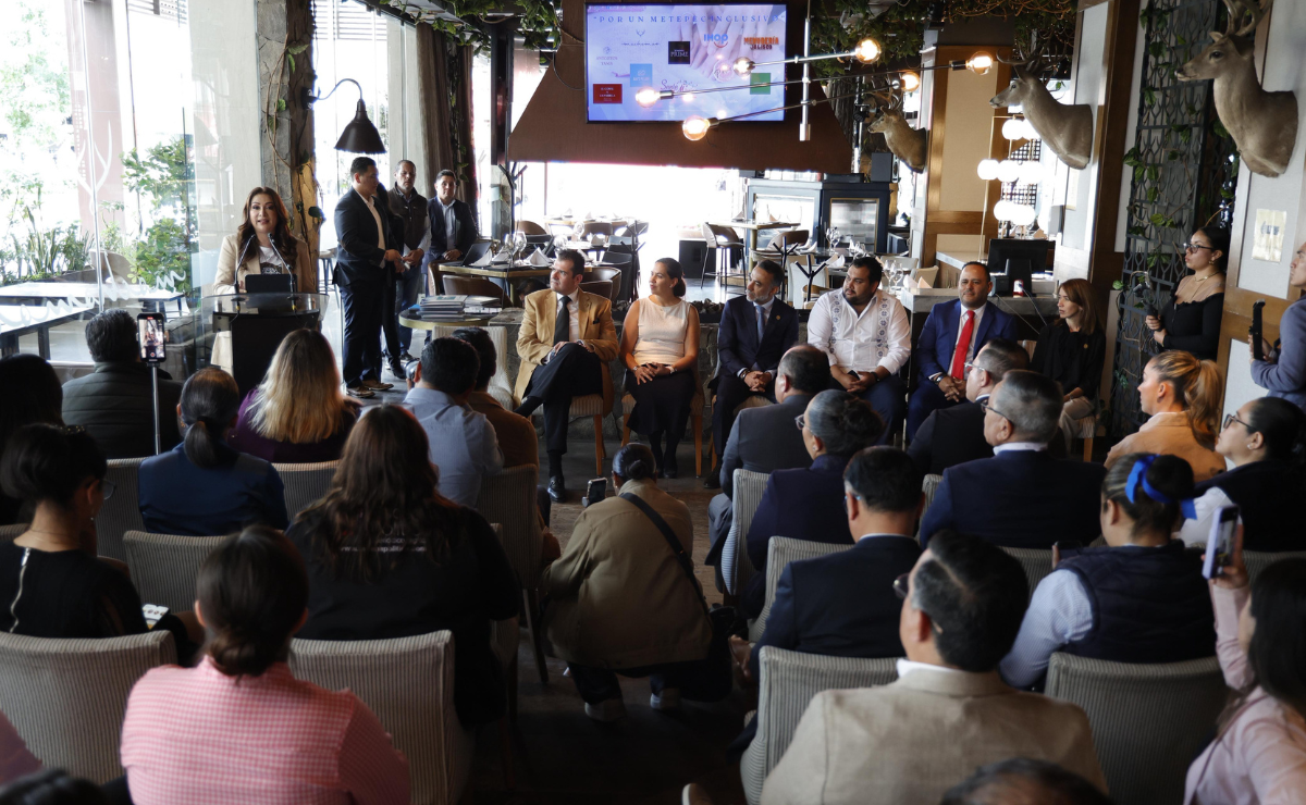 Inclusión que se lee y se saborea. Metepec implementa menús en braille en restaurantes, facilitando la experiencia para personas con discapacidad visual. Foto: Arturo Hernández