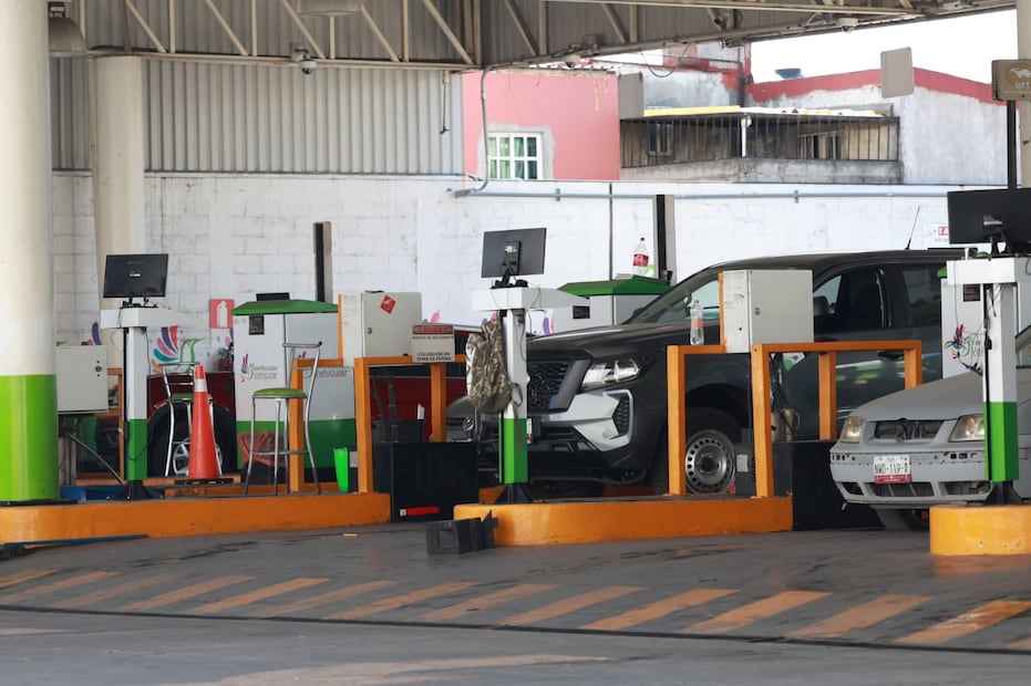 En municipios como Metepec y Toluca, diversos centros de verificación reportan desabasto de calcomanías tipo "0" debido a la alta demanda de última hora. Foto Alejandro Vargas / El Universal