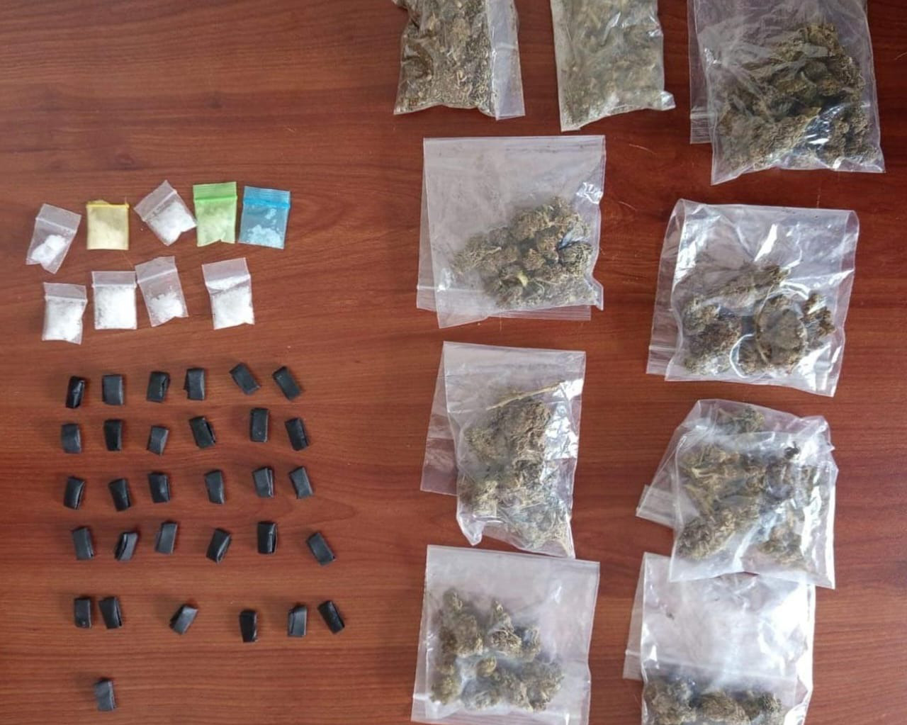 Les aseguraron nueve envoltorios con marihuana, seis con aparente cristal y 31 con una sustancia con características similares a la cocaína en piedra / Foto Especial