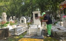 Rufino dedica su vida a dar descanso digno en Toluca