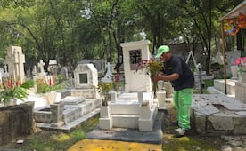 Rufino dedica su vida a dar descanso digno en Toluca