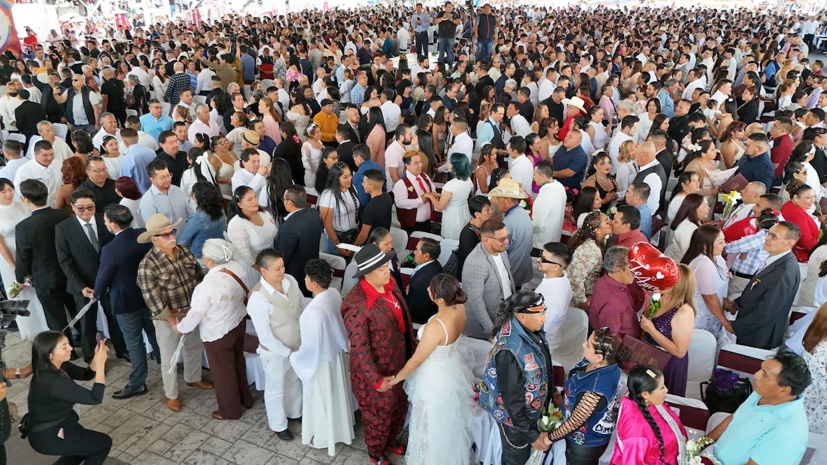 La explanada municipal se llenó de parejas que, tras años de convivencia, formalizaron su lazo legal frente al Registro Civil Foto Especial