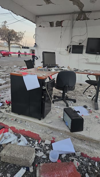 Tres locales cercanos presentaron daños estructurales. Elementos de la Policía Municipal, Policía Estatal y Defensa Civil también acudieron al lugar. Foto: especial