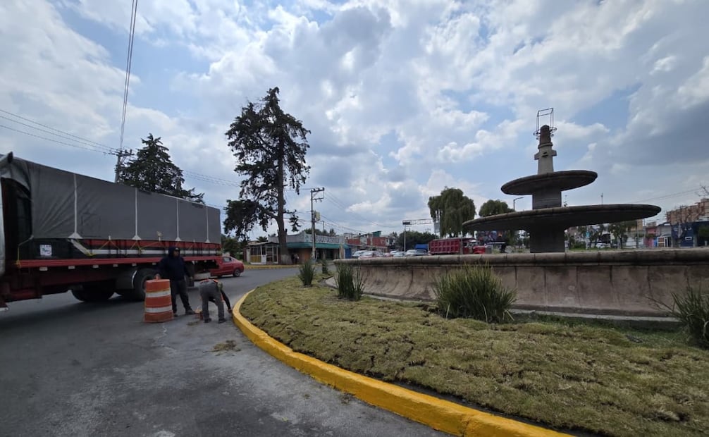 Reparan socavón en fuente de la glorieta de Calzada del Pacífico. Foto especial
