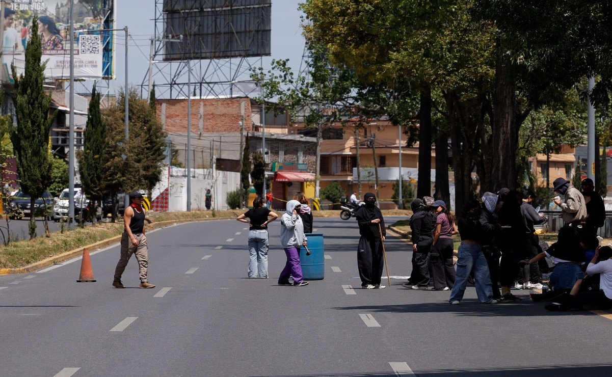 El bloqueo derivó luego de que directivos difundieran información oficial en el que daban a conocer a la comunidad que las clases continuarían en el sistema en línea / Foto: Arturo Hernández