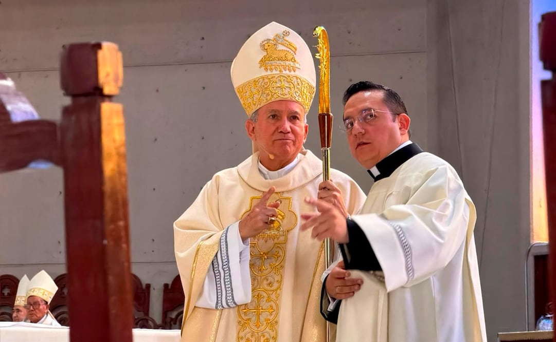 Entre porras, globos y carteles, la comunidad católica ecatepense celebró el inicio del ministerio pastoral de Torres Campos. Foto Especial
