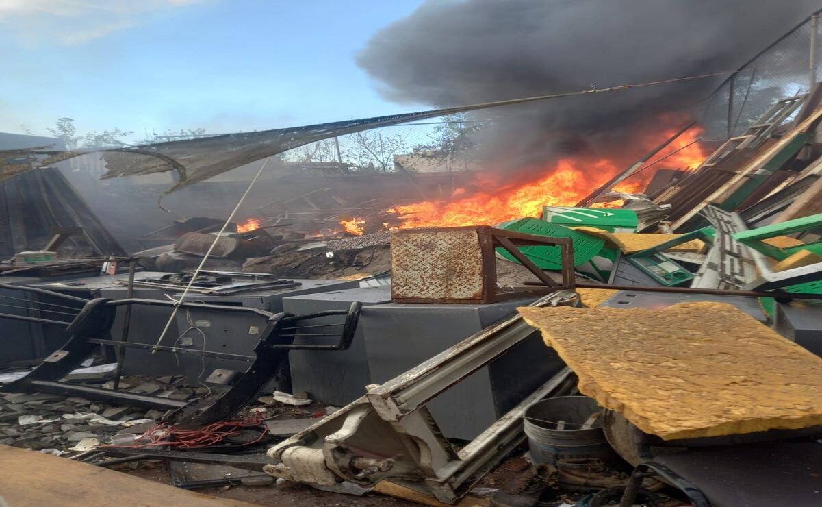 Bomberos Controlan Incendio en Recicladora de Tepotzotlán