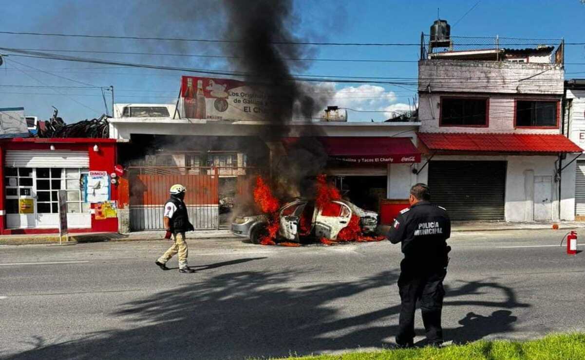 Las llamas alcanzaban los 10 metros de alto, por lo que de inmediato comerciantes del lugar alertaron a elementos de Protección Civil y Bomberos. Foto: Especial
