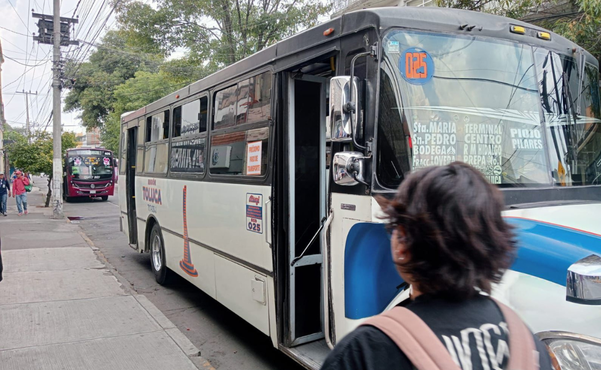 Usuarios del transporte público en Toluca se preparan para posibles afectaciones por paro. Foto: Alejandro Vargas