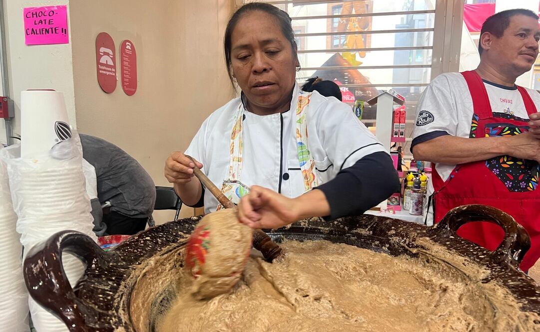 Hortensia es una artesana que continúa con la tradición de la creación de chocolate espumoso / Foto Alejandra Santillán
