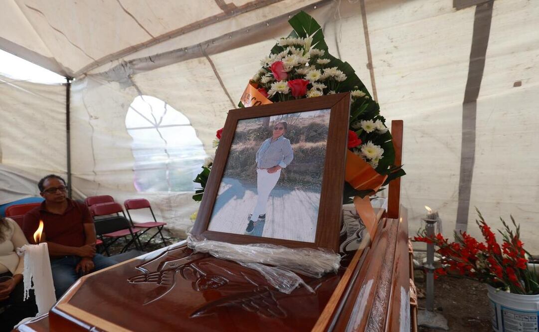 En el patio de la familia Hernández Velazquez, fue colocado el ataúd en color café de la señora Maria de la Luz Velazquez Hernández de 51 años / Foto Alejandro Vargas