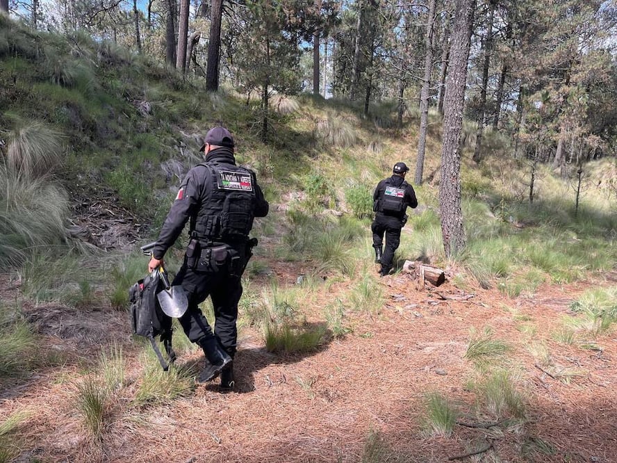 El personal informó de inmediato a la Fiscalía General de Justicia del Estado de México, acordonó el área y, por las condiciones de difícil acceso, levantó y trasladó los restos a las instalaciones de la FGJEM en Amecameca. Foto: especial