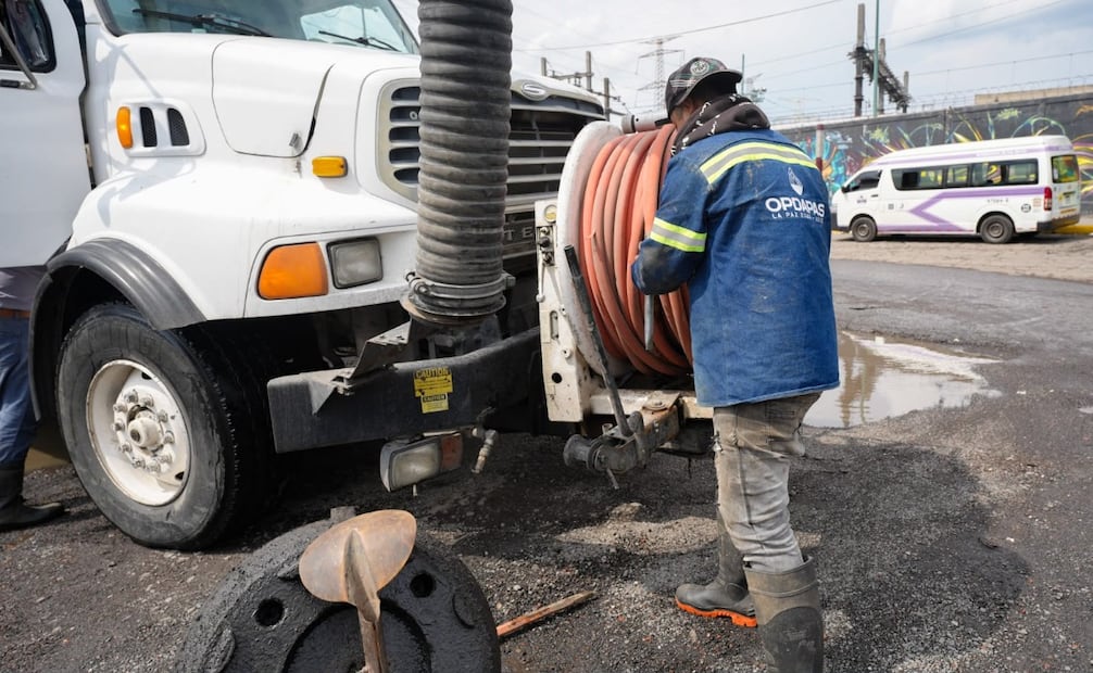 Previo al bacheo, las jornadas de limpieza en la zona lograron retirar más de 30 toneladas de desechos, escombro y maleza que obstruían la vía. Foto Especial