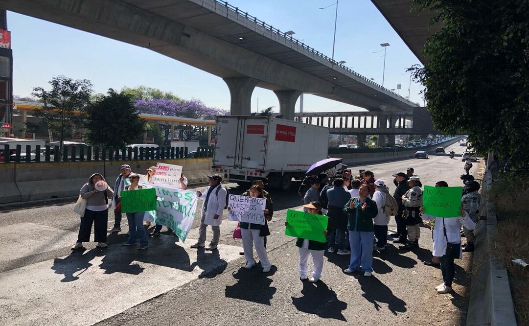 La protesta inicio cerca de las 9:00 de la mañana y están por cumplir dos horas, colapsando la circulación con dirección a CDMX. Foto:  Diego Simón / El Universal Estado de México