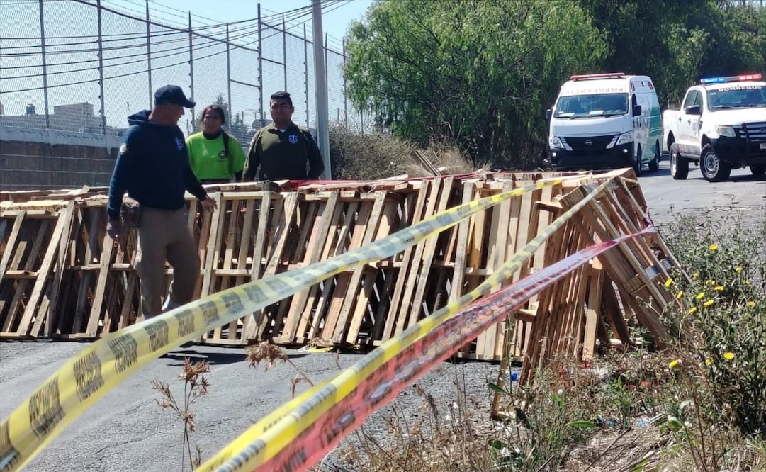 El hundimiento representa una amenaza directa para los vehículos de carga pesada que ingresan a las instalaciones de Birmex. Foto Especial